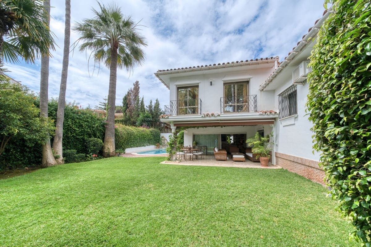 6 soveværelse Villa til salg i Los Monteros med swimmingpool garage - € 4.500.000 (Ref: 8973679)