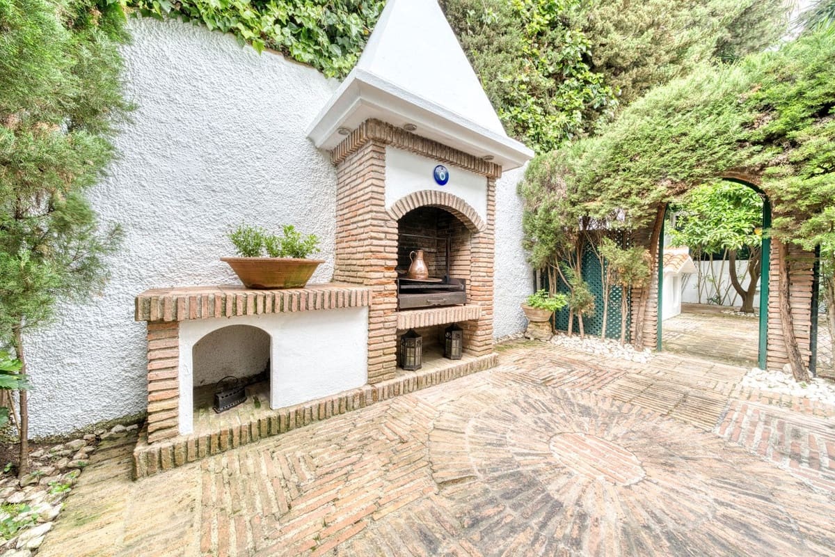 6 soveværelse Villa til salg i Los Monteros med swimmingpool garage - € 4.500.000 (Ref: 8973679)