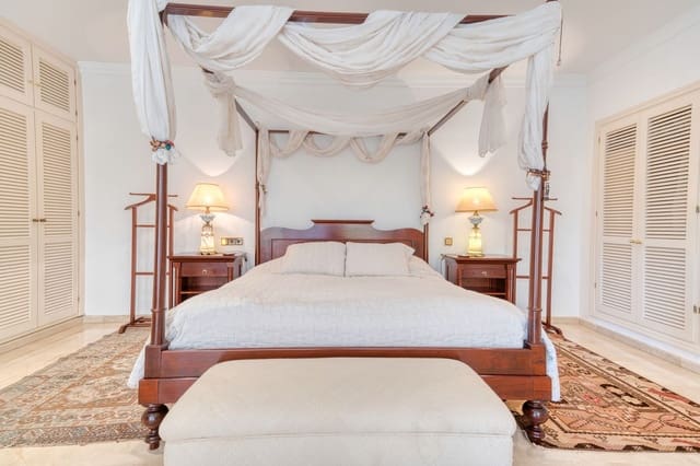 6 sypialnia Willa na sprzedaż w Los Monteros, Marbella z basenem garażem - 4 500 000 € (Ref: 8973679)