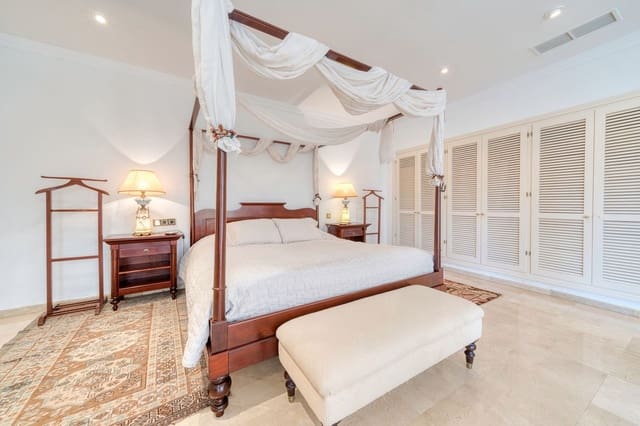 6 soveværelse Villa til salg i Los Monteros, Marbella med swimmingpool garage - € 4.500.000 (Ref: 8973679)