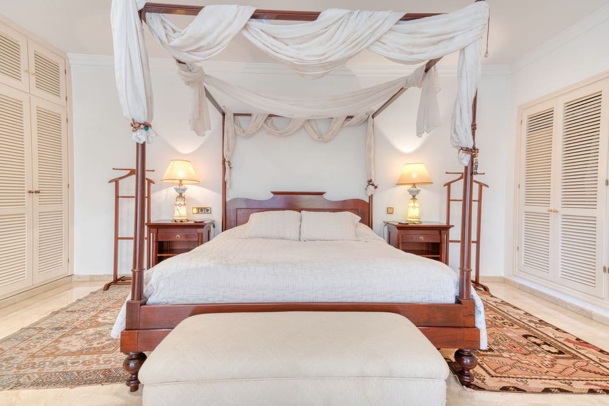 6 soverom Villa til salgs i Los Monteros med svømmebasseng garasje - € 4 500 000 (Ref: 8973679)