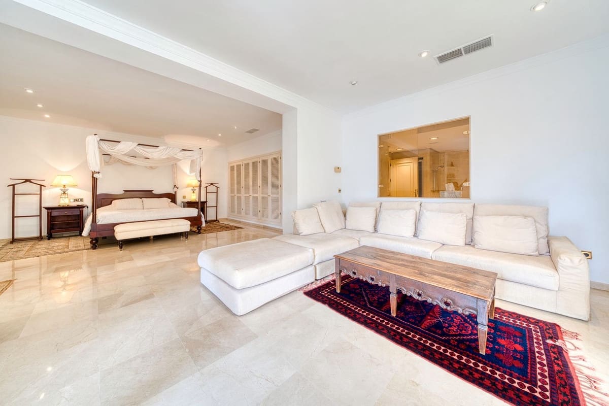 6 soverom Villa til salgs i Los Monteros med svømmebasseng garasje - € 4 500 000 (Ref: 8973679)