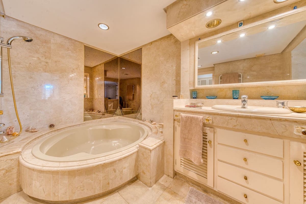 6 soverom Villa til salgs i Los Monteros med svømmebasseng garasje - € 4 500 000 (Ref: 8973679)