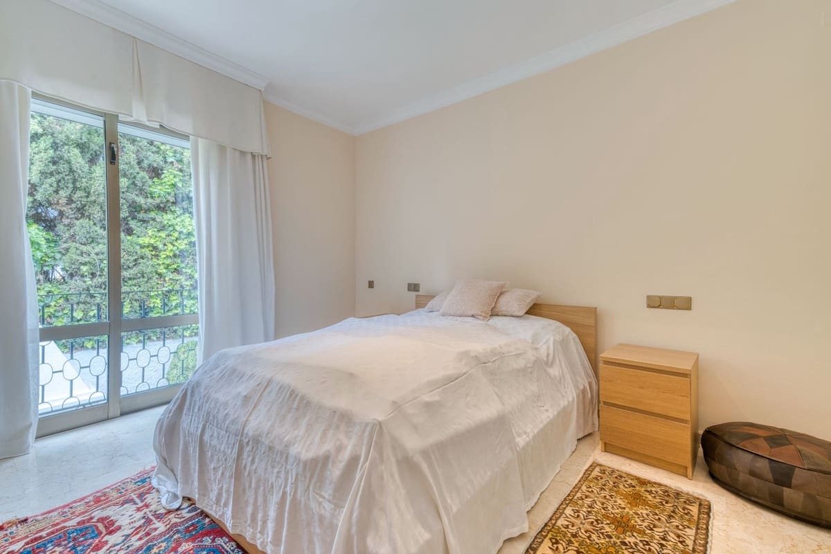 6 soverom Villa til salgs i Los Monteros med svømmebasseng garasje - € 4 500 000 (Ref: 8973679)