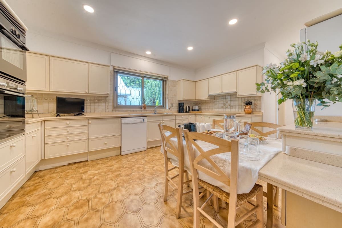 6 soverom Villa til salgs i Los Monteros med svømmebasseng garasje - € 4 500 000 (Ref: 8973679)