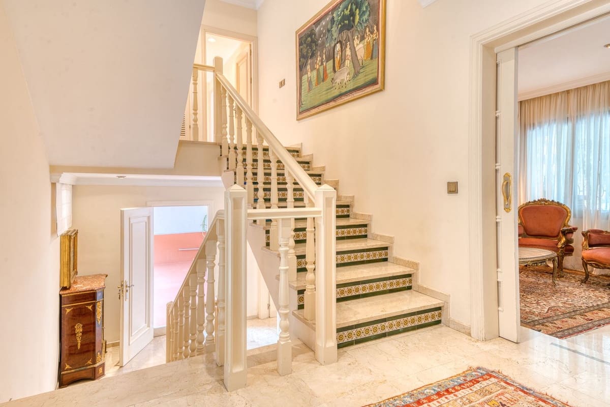 6 soverom Villa til salgs i Los Monteros med svømmebasseng garasje - € 4 500 000 (Ref: 8973679)