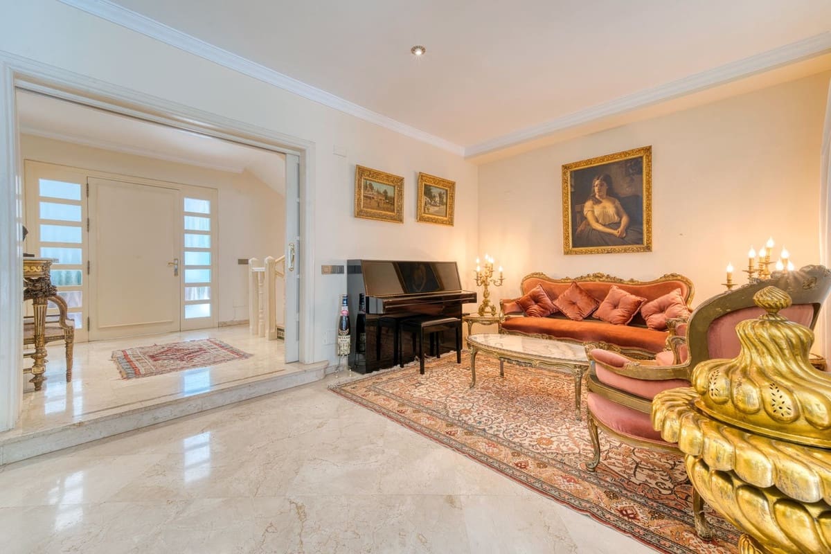 6 soverom Villa til salgs i Los Monteros med svømmebasseng garasje - € 4 500 000 (Ref: 8973679)