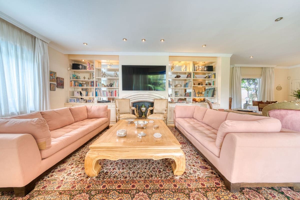 6 soverom Villa til salgs i Los Monteros med svømmebasseng garasje - € 4 500 000 (Ref: 8973679)