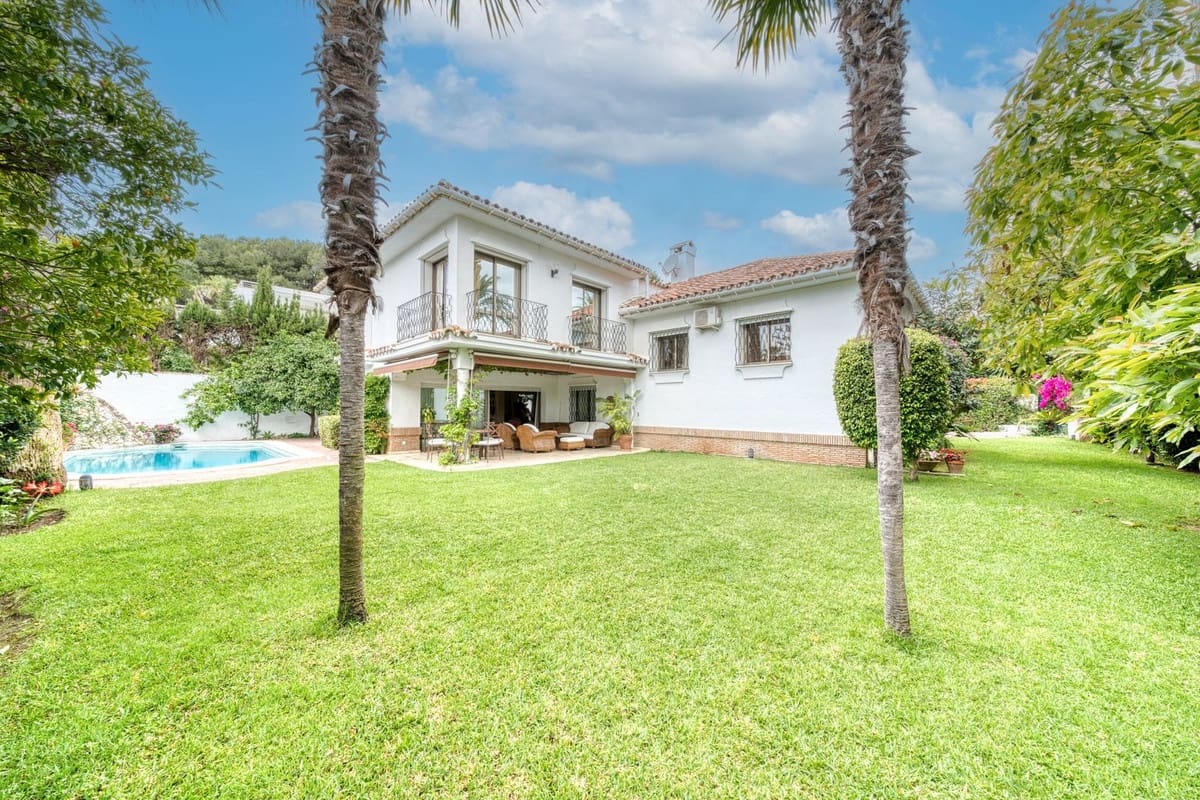 6 soverom Villa til salgs i Los Monteros med svømmebasseng garasje - € 4 500 000 (Ref: 8973679)