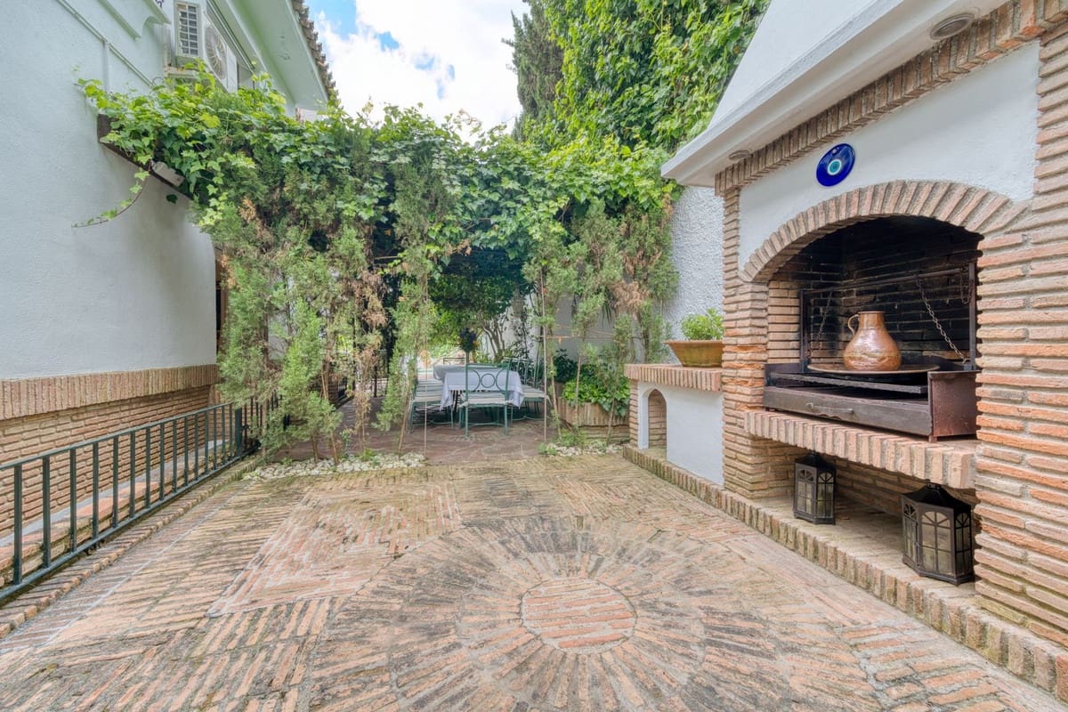 6 soverom Villa til salgs i Los Monteros med svømmebasseng garasje - € 4 500 000 (Ref: 8973679)