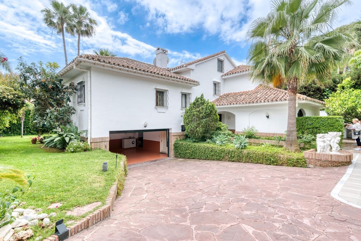 6 soverom Villa til salgs i Los Monteros med svømmebasseng garasje - € 4 500 000 (Ref: 8973679)