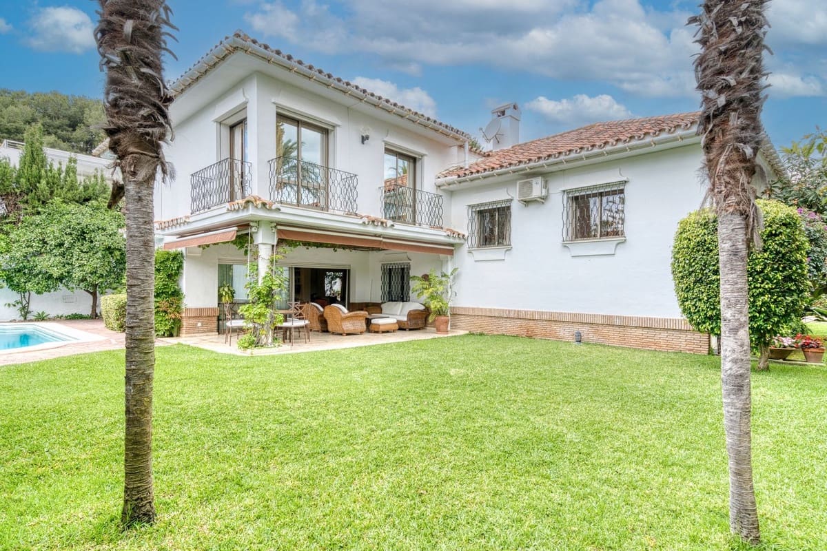 6 soverom Villa til salgs i Los Monteros med svømmebasseng garasje - € 4 500 000 (Ref: 8973679)