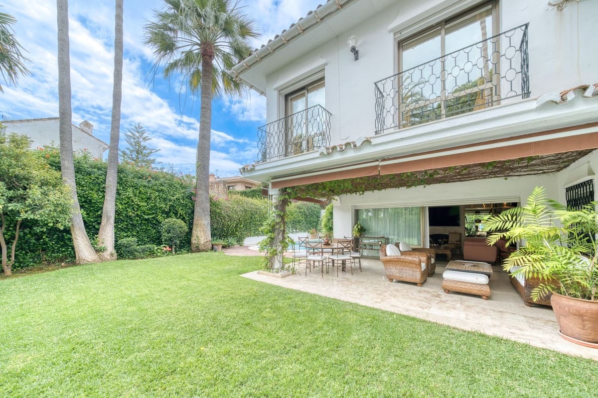 6 soverom Villa til salgs i Los Monteros med svømmebasseng garasje - € 4 500 000 (Ref: 8973679)