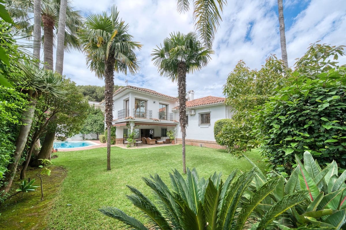 6 soverom Villa til salgs i Los Monteros med svømmebasseng garasje - € 4 500 000 (Ref: 8973679)