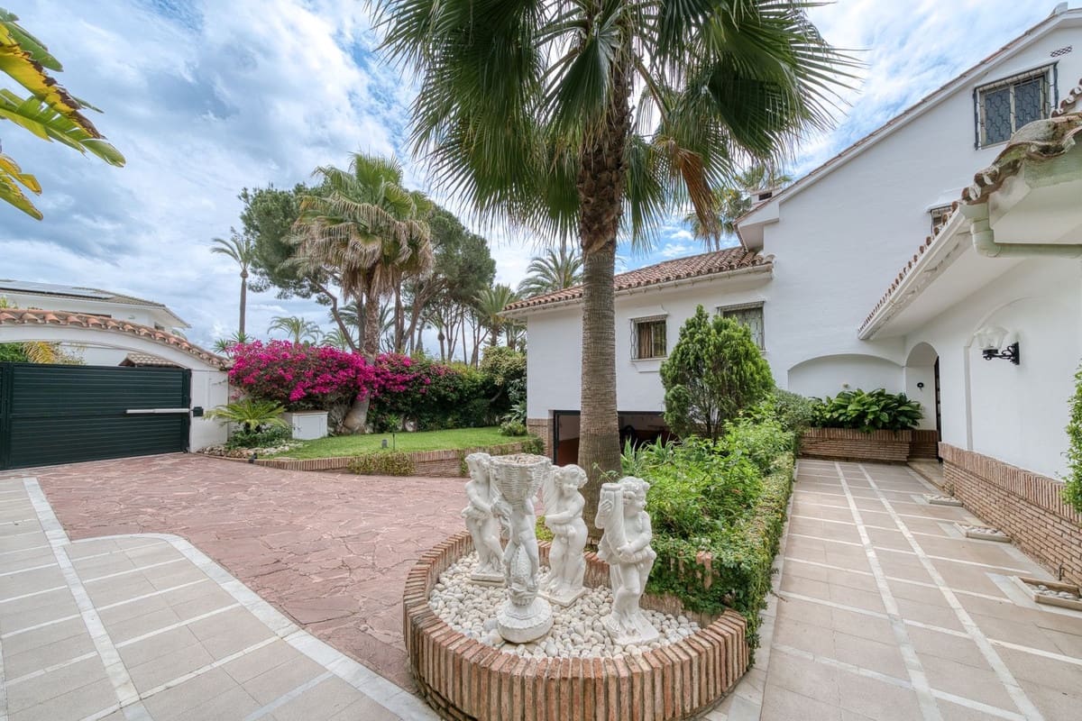 6 soverom Villa til salgs i Los Monteros med svømmebasseng garasje - € 4 500 000 (Ref: 8973679)