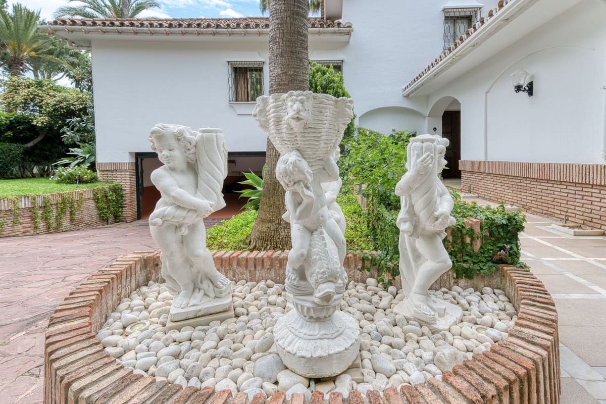 6 soverom Villa til salgs i Los Monteros med svømmebasseng garasje - € 4 500 000 (Ref: 8973679)