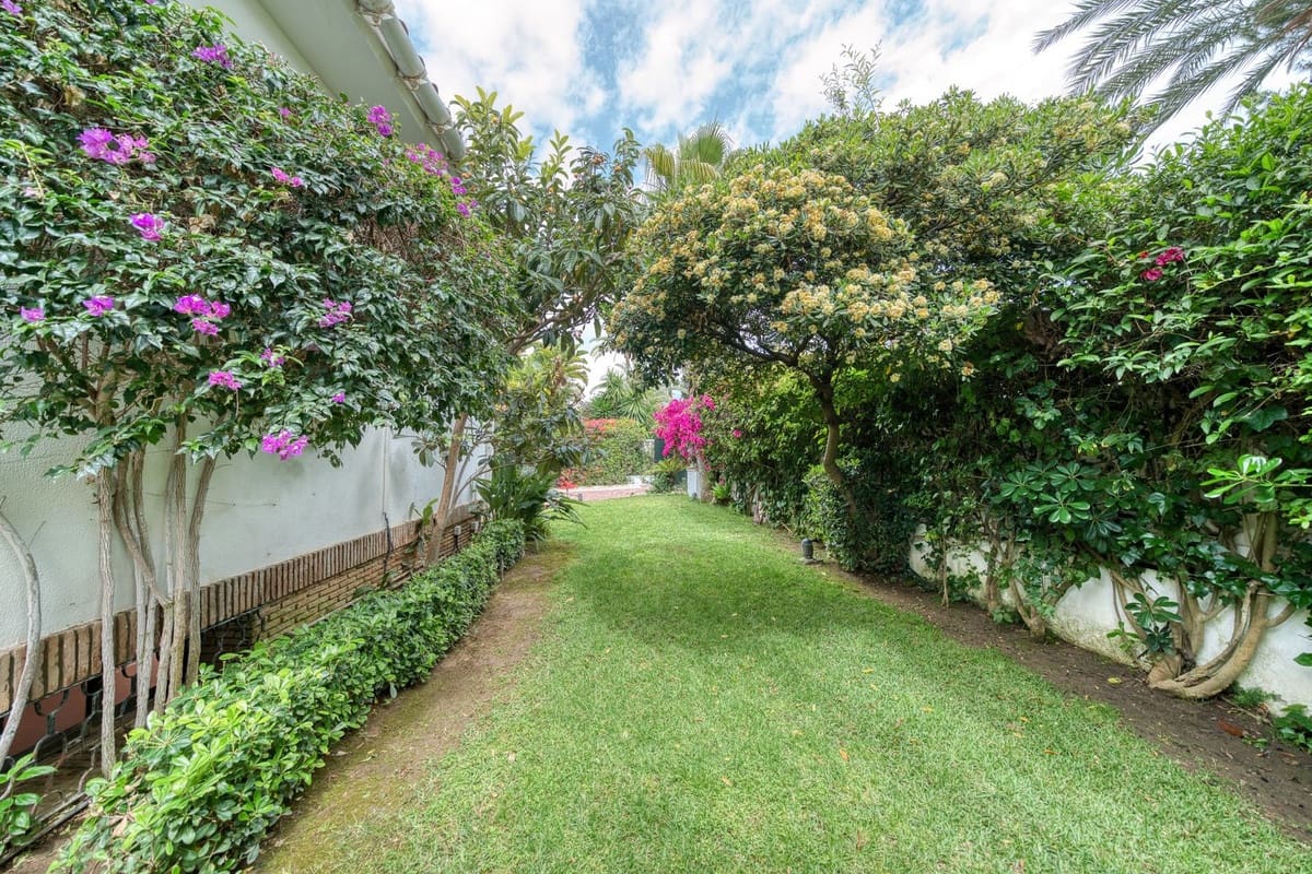 6 soverom Villa til salgs i Los Monteros med svømmebasseng garasje - € 4 500 000 (Ref: 8973679)