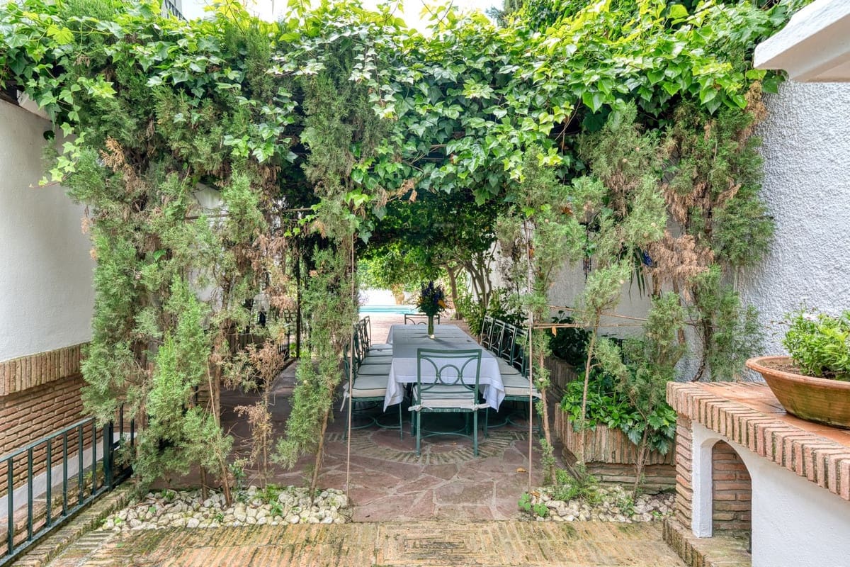 6 soverom Villa til salgs i Los Monteros med svømmebasseng garasje - € 4 500 000 (Ref: 8973679)