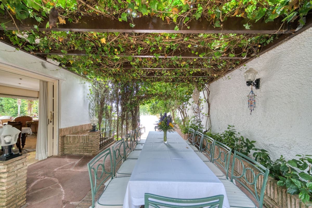 6 soverom Villa til salgs i Los Monteros med svømmebasseng garasje - € 4 500 000 (Ref: 8973679)