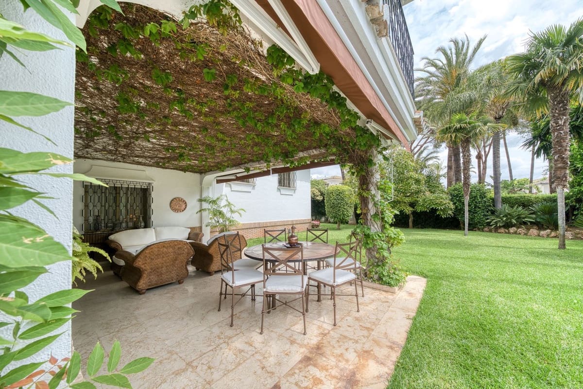 6 soverom Villa til salgs i Los Monteros med svømmebasseng garasje - € 4 500 000 (Ref: 8973679)