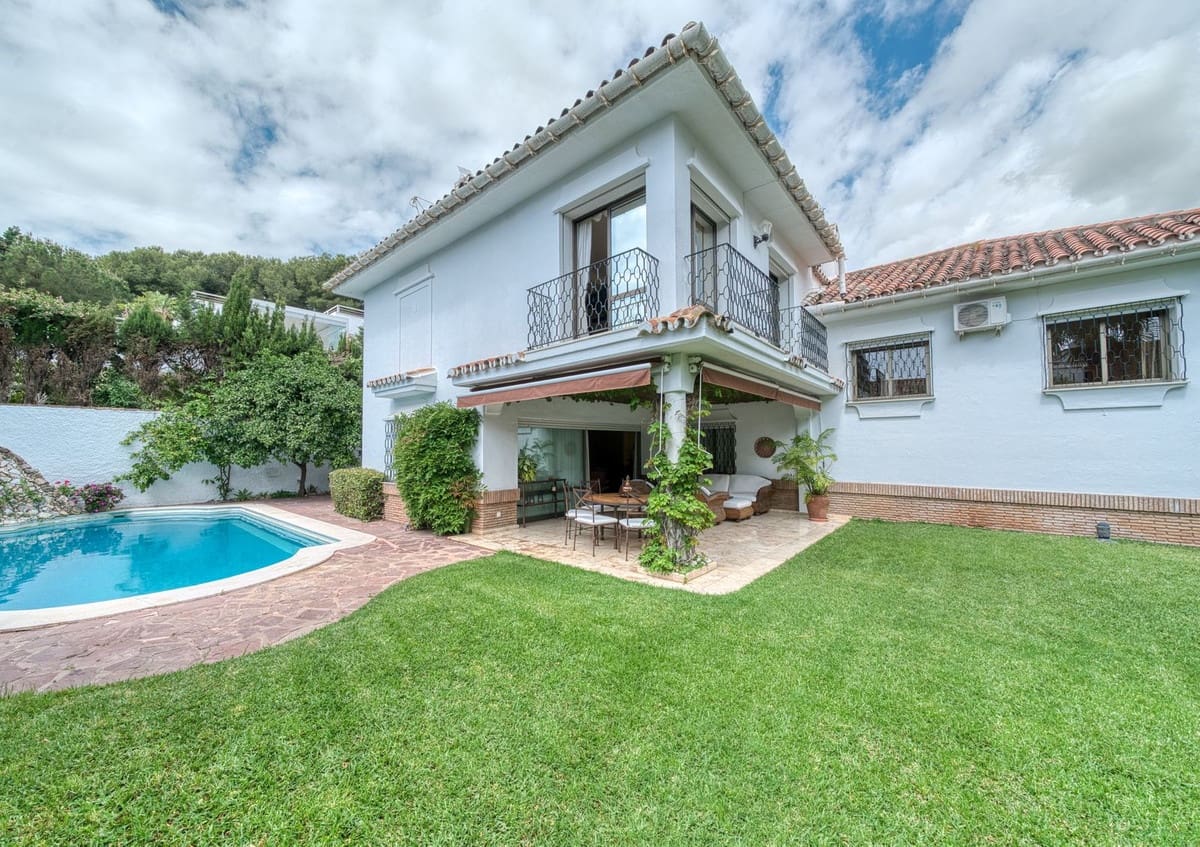 6 soverom Villa til salgs i Los Monteros med svømmebasseng garasje - € 4 500 000 (Ref: 8973679)