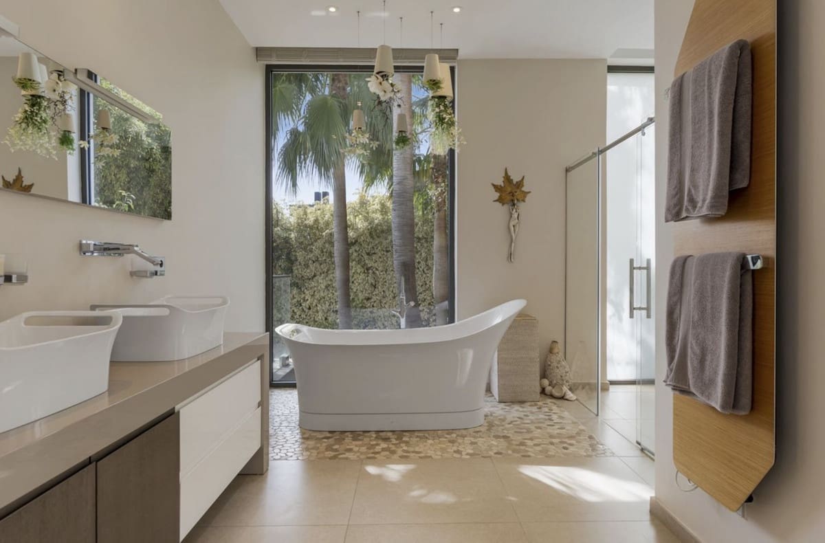 7 bedroom Villa for sale in La Quinta with garage - € 4,995,000 (Ref: 8975485)