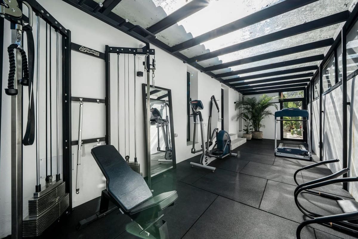 6 bedroom Villa for sale in Nueva Andalucia with pool garage - € 4,250,000 (Ref: 8977642)