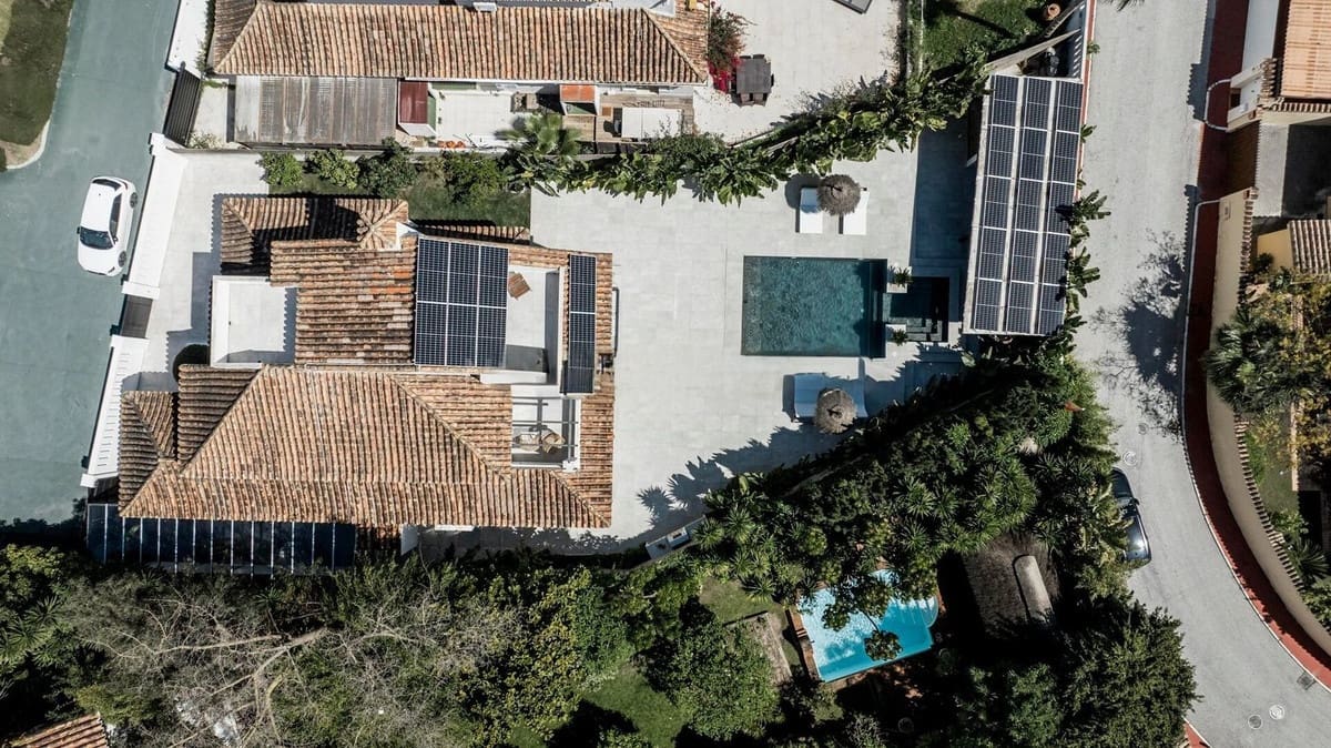 6 slaapkamer Villa te koop in Nueva Andalucia met zwembad garage - € 4.250.000 (Ref: 8977642)