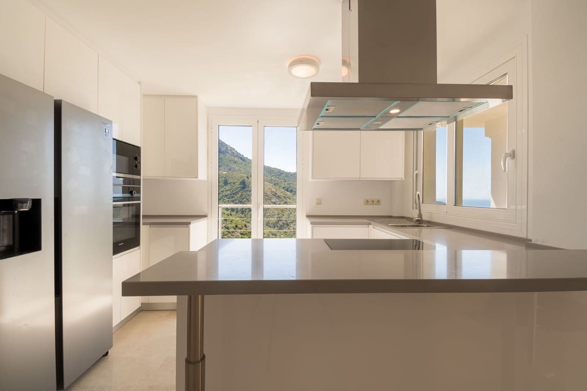 5 bedroom Villa for sale in Benahavis with pool garage - € 1,400,000 (Ref: 8989945)