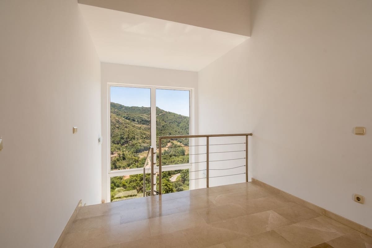 5 bedroom Villa for sale in Benahavis with pool garage - € 1,400,000 (Ref: 8989945)