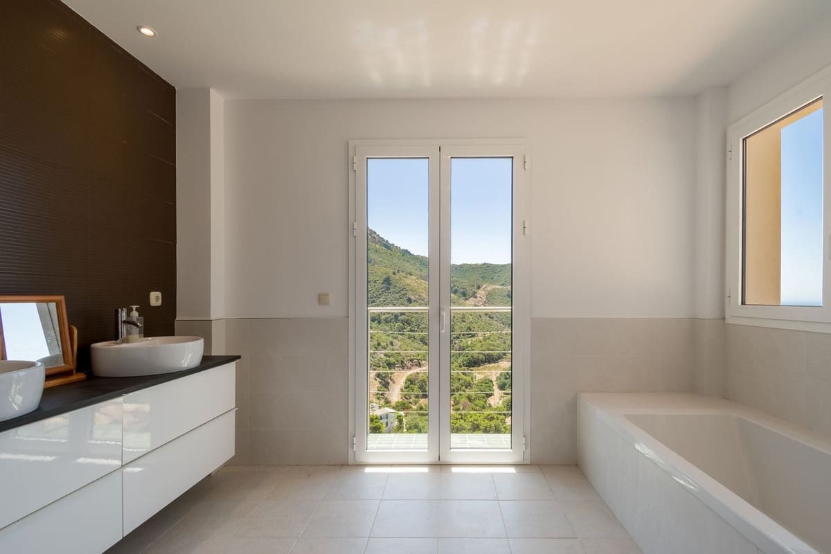 5 bedroom Villa for sale in Benahavis with pool garage - € 1,400,000 (Ref: 8989945)
