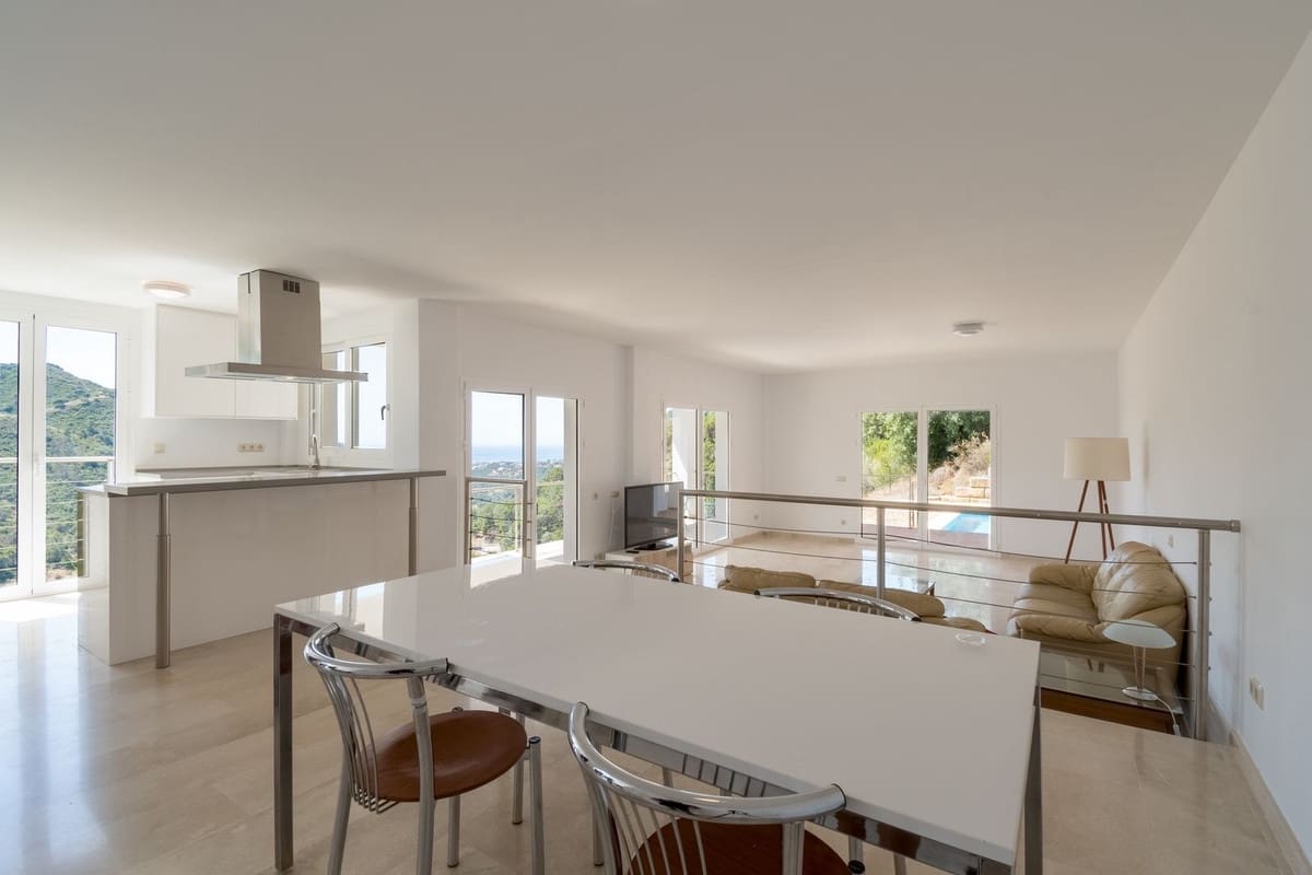 5 bedroom Villa for sale in Benahavis with pool garage - € 1,400,000 (Ref: 8989945)