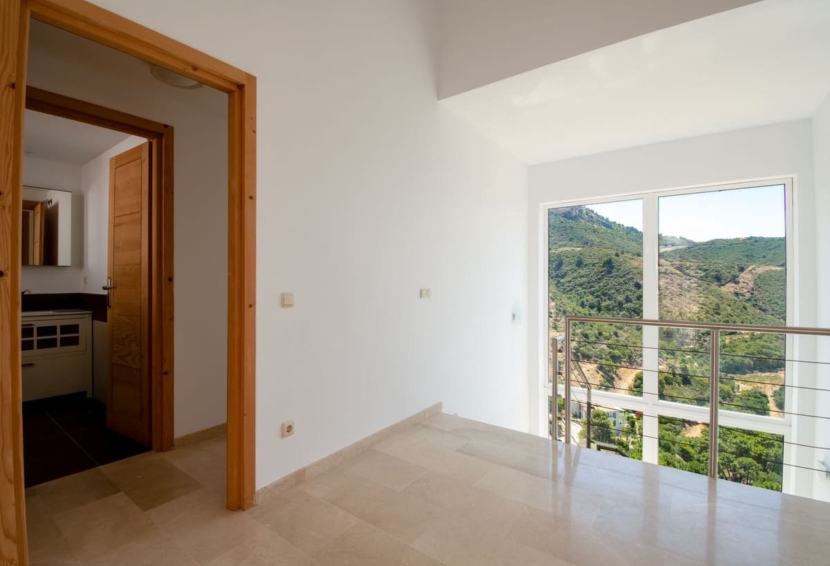 5 bedroom Villa for sale in Benahavis with pool garage - € 1,400,000 (Ref: 8989945)