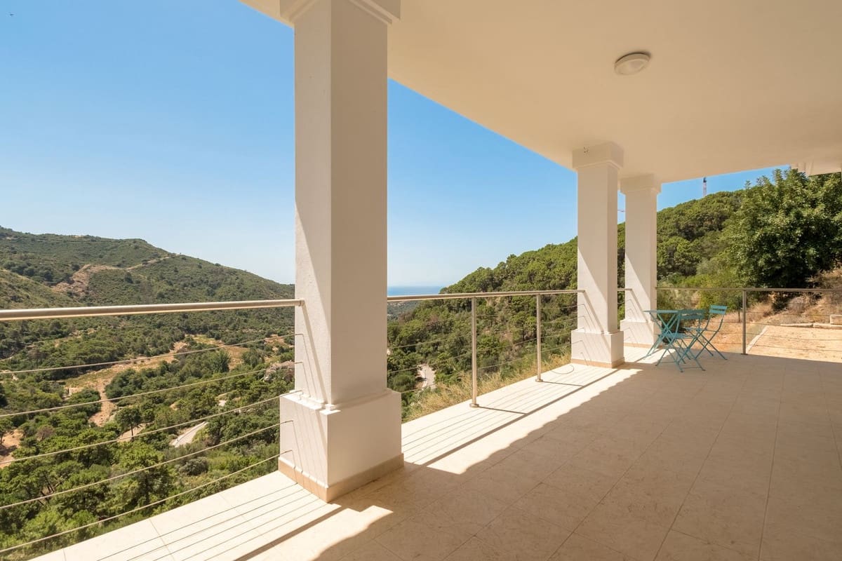 5 bedroom Villa for sale in Benahavis with pool garage - € 1,400,000 (Ref: 8989945)