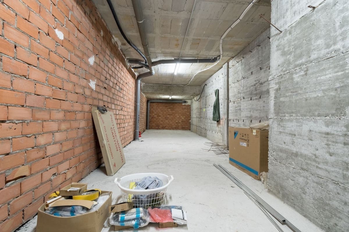 5 bedroom Villa for sale in Benahavis with pool garage - € 1,400,000 (Ref: 8989945)