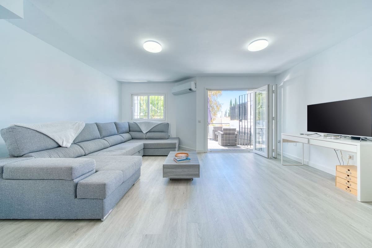 3 soveværelse Byhus til salg i Nueva Andalucia med swimmingpool garage - € 439.995 (Ref: 8996462)