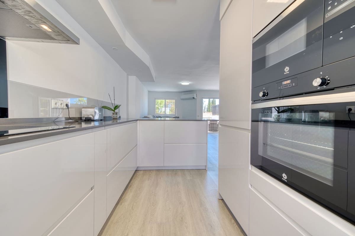 3 soveværelse Byhus til salg i Nueva Andalucia med swimmingpool garage - € 439.995 (Ref: 8996462)