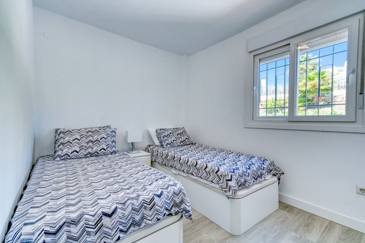 3 soveværelse Byhus til salg i Nueva Andalucia med swimmingpool garage - € 439.995 (Ref: 8996462)