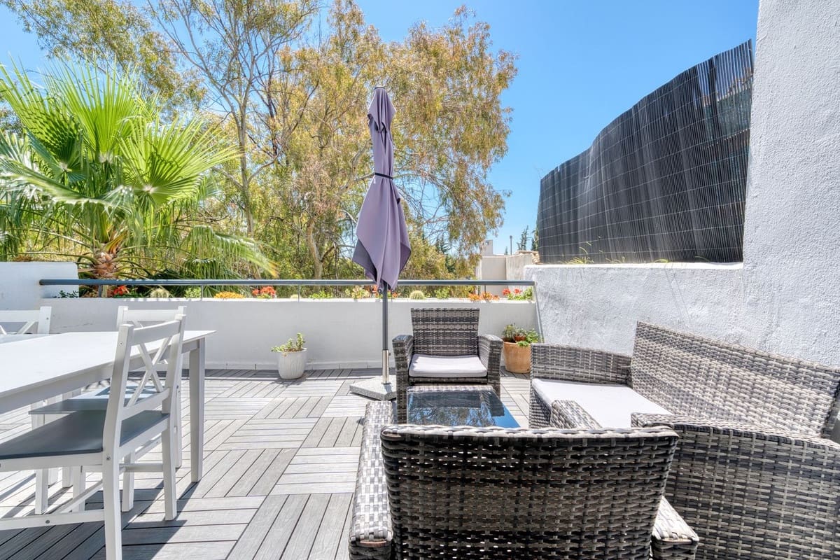 3 soveværelse Byhus til salg i Nueva Andalucia med swimmingpool garage - € 439.995 (Ref: 8996462)