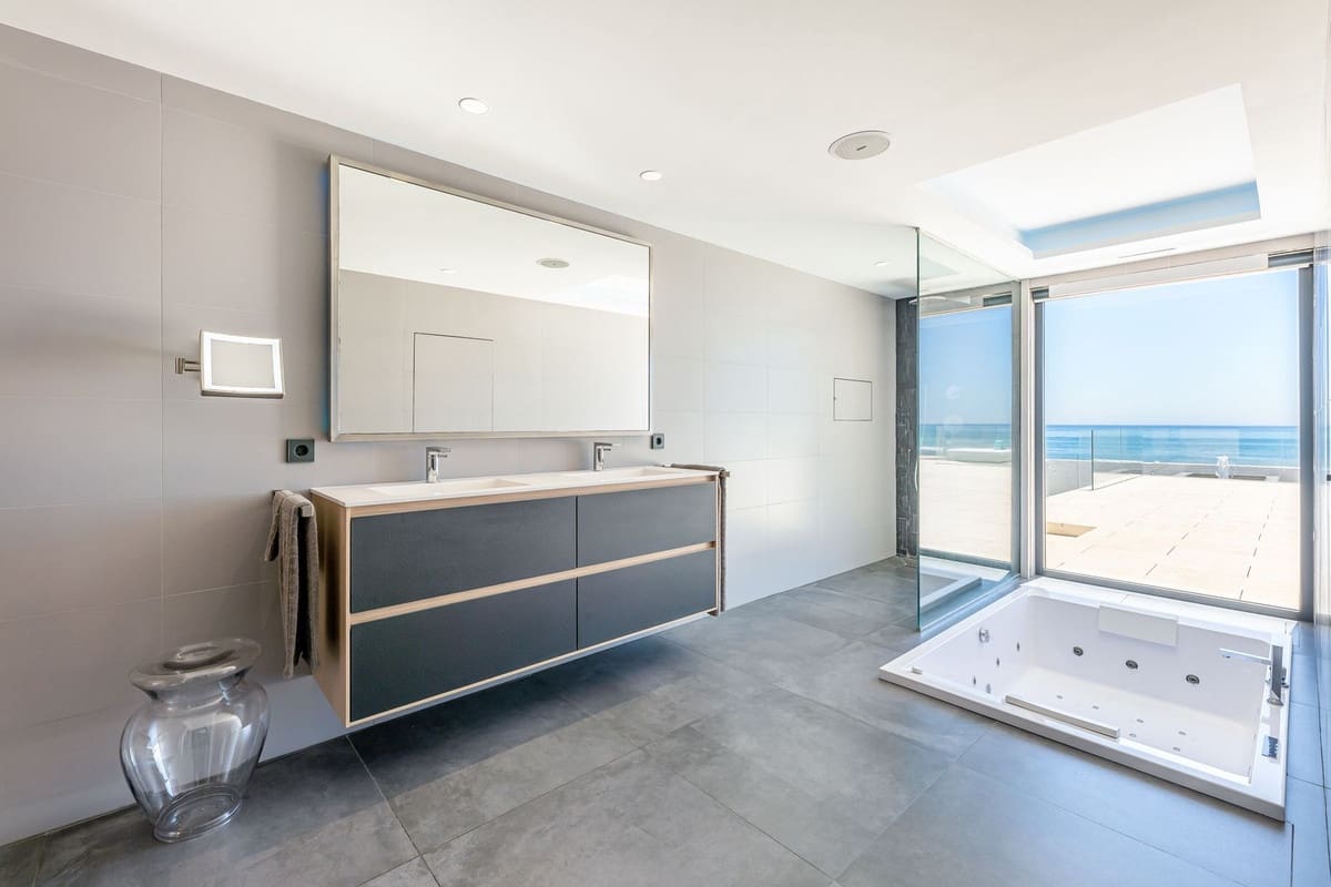 Chalet de 4 habitaciones en Mijas Costa en venta con piscina garaje - 8.100.000 € (Ref: 8997548)