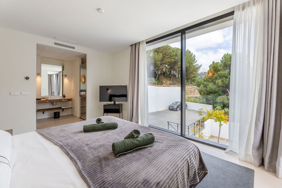 6 bedroom Villa for sale in Benahavis with pool garage - € 4,250,000 (Ref: 9004436)