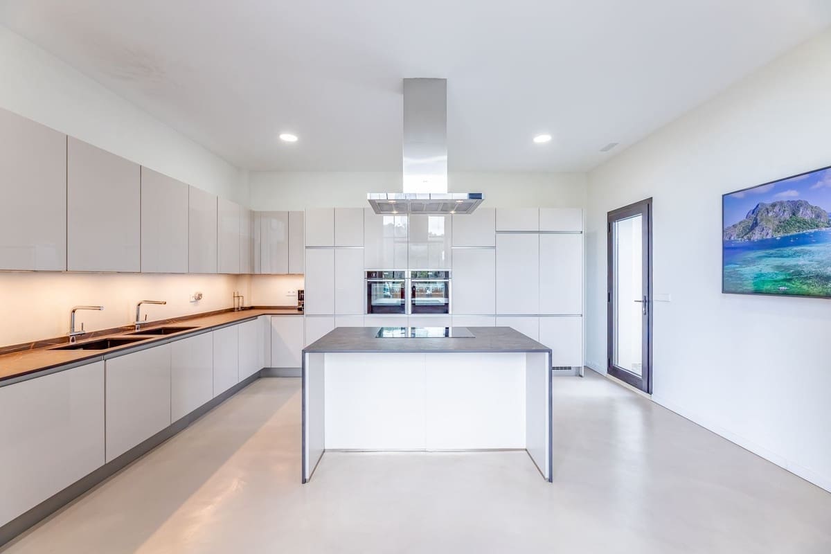 6 bedroom Villa for sale in Benahavis with pool garage - € 4,250,000 (Ref: 9004436)