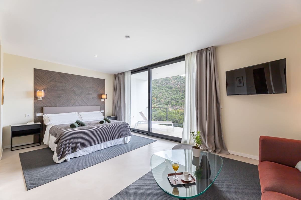 6 bedroom Villa for sale in Benahavis with pool garage - € 4,250,000 (Ref: 9004436)