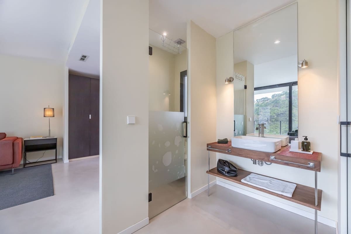 6 bedroom Villa for sale in Benahavis with pool garage - € 4,250,000 (Ref: 9004436)