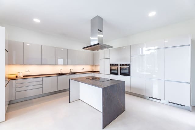 6 bedroom Villa for sale in Benahavís with pool garage - € 4,250,000 (Ref: 9004436)