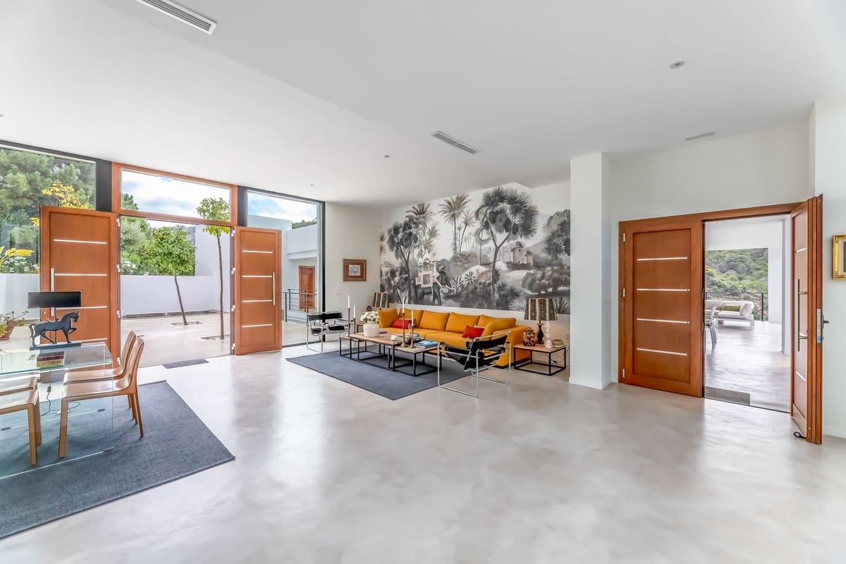 6 bedroom Villa for sale in Benahavis with pool garage - € 4,250,000 (Ref: 9004436)