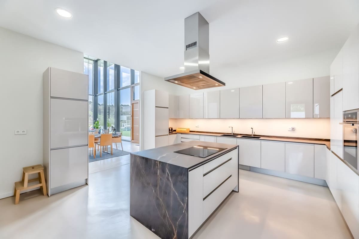 6 bedroom Villa for sale in Benahavis with pool garage - € 4,250,000 (Ref: 9004436)