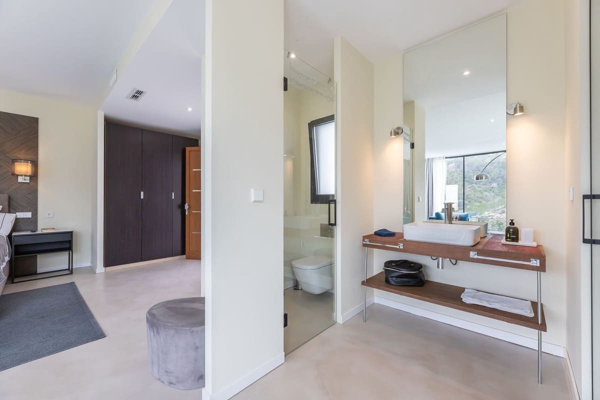 6 bedroom Villa for sale in Benahavis with pool garage - € 4,250,000 (Ref: 9004436)