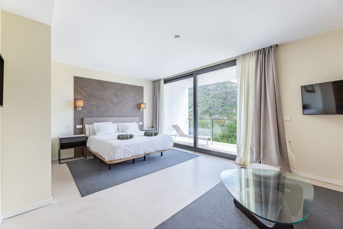 6 bedroom Villa for sale in Benahavis with pool garage - € 4,250,000 (Ref: 9004436)