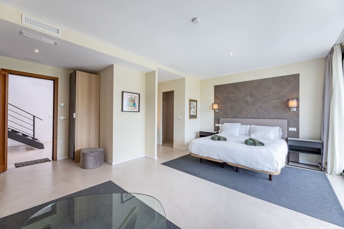 6 bedroom Villa for sale in Benahavis with pool garage - € 4,250,000 (Ref: 9004436)